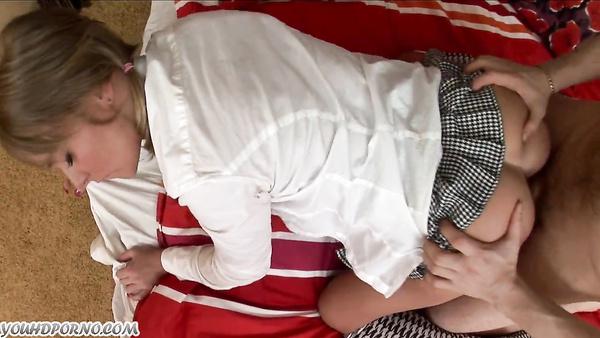 La jeune écolière a puni après avoir cours copain