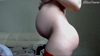 Préparé pour être né après se masturber avec une bite en caoutchouc