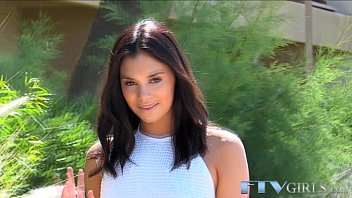 Modèle Diva pose fisting nu et vaginal