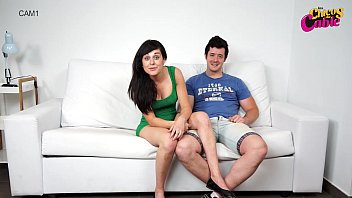 La brune tatouée apprend à la grosse bite avec une grosse bite à défoncer