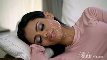 Le seul à la maison appelle 3 hommes avec de grosses balles pour le sexe