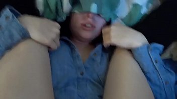 Une pénétration anale et la main roule dans le vagin pour de multiples orgasmes