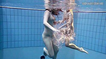 Les filles de Vaslui nagent nues dans la piscine publique