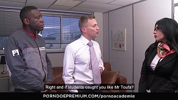 Profa tatoué avec un directeur et une infirmière noire