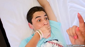 La bite du jeune garçon la rend excitée et déchire tout