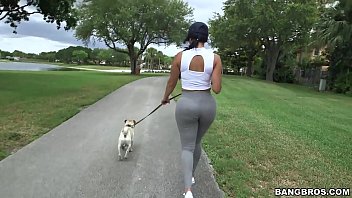 Dumb et grand papa sur l’homme avec bite surélevée