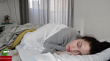 Offre des langues dans le sommeil et l’orgasme des soeurs endormies