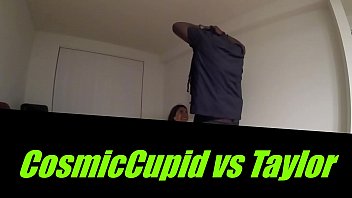 Le joueur de basket NBA obtient une jolie petite pom-pom girl