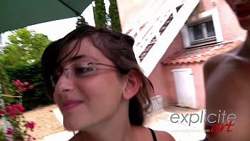 La garce appelle une copine pour du sexe en trois avec le photographe