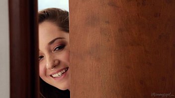 Lesbiennes matures et adolescentes langue sur leurs seins et la chatte