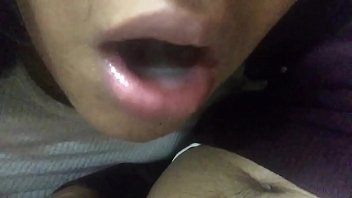 La Bite S’adapte Dans La Bouche Et Se Déplace Rapidement Jusqu’à Ce Qu’il éjacule