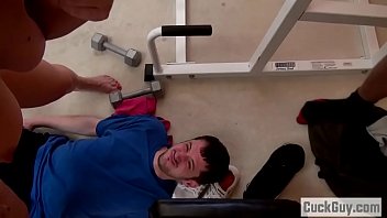 Le Petit Ami Regarde Comment La Chienne Babe Baise Le Nègre Pour S’entraîner