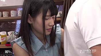 Jeune Couple Asiatique En Chaleur Faisant Du Sexe Dans Le Magasin De Vêtements