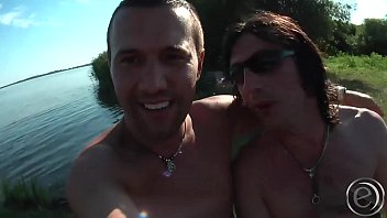 Mère Et Fille Nue Sur La Plage De Delta Baisée Dans Un Groupe De Bateaux