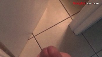 Le Beau-père Abuse Sexuellement De Sa Soeur Nue Dans La Salle De Bain