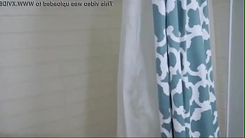 Sœur Mince Pleine De Tatouages ​​pris Dans La Douche Et Baisée