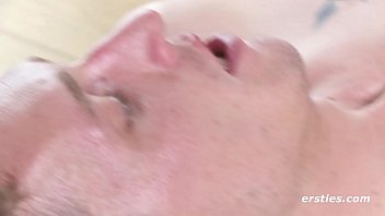 Orgie Avec Des Femmes Mûres Et Des étudiants Ont Appris à Frapper Brutalement