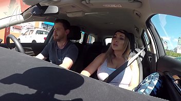 Uber Sucker Driver Et Baisée Dans La Machine De Cycle Client En Silicone