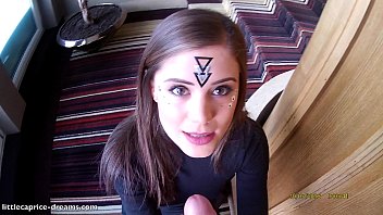 Langues Dans Le Vagin Avec Strip-teaseuse Dans Le Club De Poche