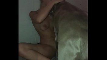 Blonde Blonde Aux Cheveux Bouclés Courbés Par Deux Beaux Chiens