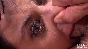 Brune Forcée à Avoir Des Relations Sexuelles Vaginales Et Anales Avec Des Hommes Pervers