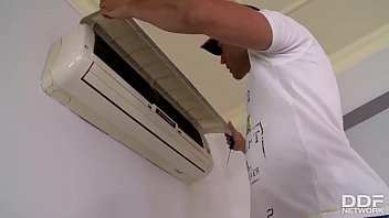 Deux étudiants Récompensent Un Homme Qui Répare Leur Climatisation