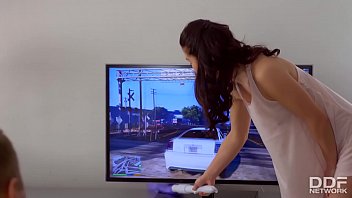 Alexandra Jane La Nue Propre à Travers La Maison Et Excite Le Garçon Qui La Fait Se Sentir Dure