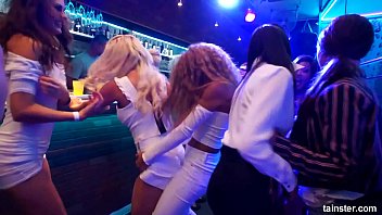 Un Seul Club De Célibataires Avec Boissons Et Masturbation