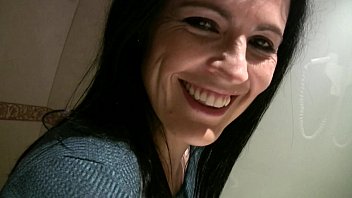 Sexe Dans Le Bain Du Club Avec Une Brune Cool