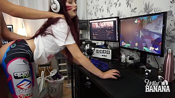 Une Gamerita Baisée Sans Protection Dans Une Belle Chatte