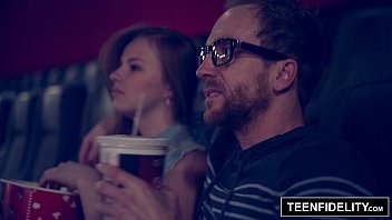 Sexe Anal Avec L’ami Invité Au Dîner Romantique