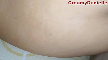 Un collègue d’une chambre ivre avec de l’alcool a pénétré dans sa chatte