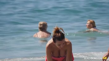 Compilation porno avec romance modèle nue sur la plage