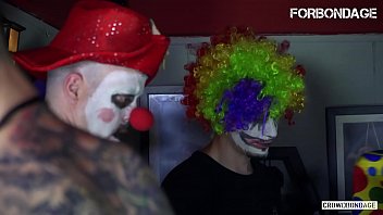 Forcé d’avoir un sexe en groupe brutal