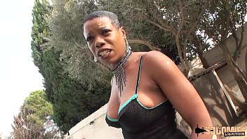 Une négresse prise du club pour une baise en groupe