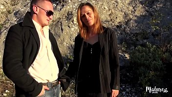 Elza a des relations sexuelles à la ceinture avec un mec équipé