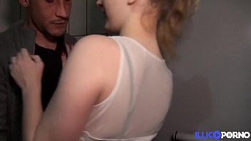 Blonde baise sur la route avec un produit