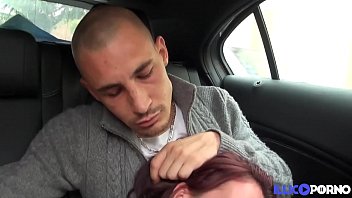 Une chienne invitée dans la ville et baisée dans le cul