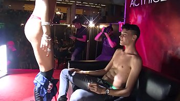 Carolina stripperita danse sur les genoux d’un client