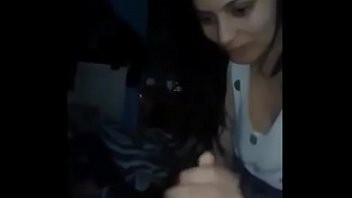 Amateur brunette brunette suce la bite et avale le sperme