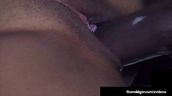 Sarah Lace est accrochée à la fête et baisée dans tous les trous