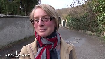 Une française mature suce une bite se fait baiser dans le cul et veut du sperme sur papa