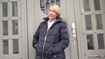 Sandy un professeur de fitness avec des tatouages ​​a des relations sexuelles avec de l’argent