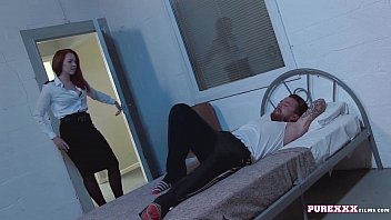 Le policier bien-aimé baise son homme avec une érection