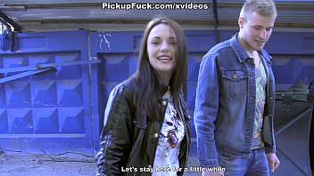 Trio scène porno en public pour de l’argent