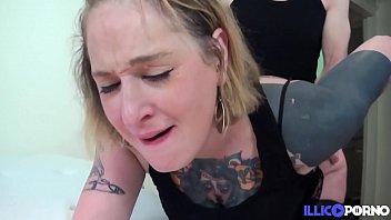Natasha se fait tatouer et se fait baiser dans le cul