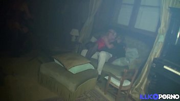 Sexe lors d’une fête avec des artistes rémunérés