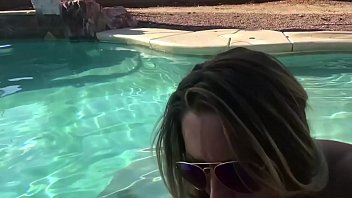 La star roumaine porte des lunettes de soleil et suce une mauvaise bite