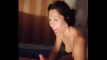 La secrétaire suce une bite xxx dans un porno roumain