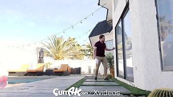 Pris l’orgasme avec ses doigts dans sa chatte et baisée par son amie